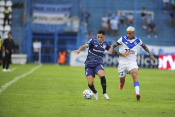 Tucumán, Argentina.- En la foto tomada el 2 de marzo de 2024, Atlético Tucumán y Vélez jugaron por la octava jornada de la zona A de la Copa de la Liga Profesional 2024 y el resultado fue un cero a cero. El partido fue en el José Fierro de Tucumán, donde el local tuvo el estreno de Facundo Sava como entrenador.