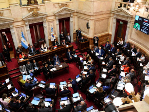 Buenos Aires, Argentina.- En la foto tomada el 14 de marzo de 2024, Ee Senado rechazó esta tarde la moción para postergar el tratamiento del megaDNU 70/2023 de reforma el Estado y quedó habilitado su debate para que se vote esta misma tarde. La moción de orden para postergar el debate, que fue presentada por el senador Ezequiel Atauche (La Libertad Avanza), fue rechazada por 41 votos en tanto que logró 30 votos positivos.
