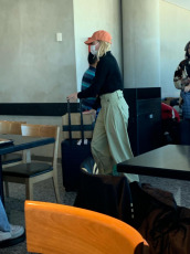 Comodoro Rivadavia, Argentina.- En la foto tomada el 13 de marzo de 2024, Margot Robbie en el aeropuerto de Rada Tilly. La visita de Margot Robbie a Comodoro Rivadavia y Rada Tilly sigue revolucionando las redes sociales. Trascendió que la actriz austaliana llegó al país y estuvo de paseo en la Patagonia, probando distintas exquisiteces regionales y disfrutando de los imponentes paisajes de ese rincón de la Argentina.