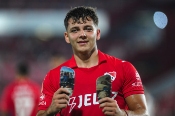 Buenos Aires, Argentina.- En la foto tomada el 2 de marzo de 2024, por la octava fecha de la Zona A de la Copa de la Liga, Independiente venció a Argentinos Juniors por 2-1 en el Libertadores de América – Ricardo Enrique Bochini. Este triunfo era muy necesario para el estado anímico del Rojo, luego de que cayera en el clásico ante Racing por 1-0.