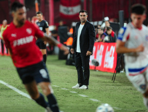 Buenos Aires, Argentina.- En la foto tomada el 2 de marzo de 2024, por la octava fecha de la Zona A de la Copa de la Liga, Independiente venció a Argentinos Juniors por 2-1 en el Libertadores de América – Ricardo Enrique Bochini. Este triunfo era muy necesario para el estado anímico del Rojo, luego de que cayera en el clásico ante Racing por 1-0.