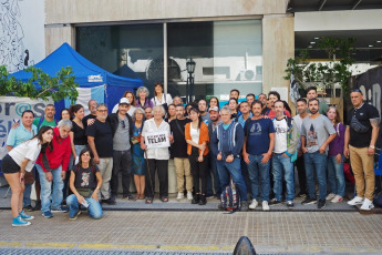 Buenos Aires, Argentina.- En la foto tomada el 9 de marzo de 2024, Adolfo Perez Esquivel junto a los trabajadores de la agencia de noticias oficial Télam, quienes llevan a cabo un acampe desde el lunes pasado en la puerta de la sede. La policía valló el acceso a la sede principal e impide la entrada a los más de 700 trabajadores días después de que el presidente Javier Milei anunciase el cierre.