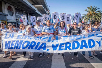 Buenos Aires, Argentina.- En las fotos tomadas el 24 de marzo del 2024, una multitud protestó en una marcha hasta el Congreso para pedir justicia por las víctimas del genocidio de Estado en conmemoración del "Día de la Memoria por la Verdad y la Justicia", un día feriado inamovible que conmemora el aniversario de la última dictadura militar que gobernó el país