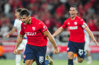 Buenos Aires, Argentina.- En la foto tomada el 2 de marzo de 2024, por la octava fecha de la Zona A de la Copa de la Liga, Independiente venció a Argentinos Juniors por 2-1 en el Libertadores de América – Ricardo Enrique Bochini. Este triunfo era muy necesario para el estado anímico del Rojo, luego de que cayera en el clásico ante Racing por 1-0.