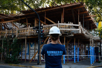 Buenos Aires, Argentina.- En las fotos tomadas el 1 de marzo del 2024, agentes de la Policía de la Ciudad de Buenos Aires y varias dotaciones de bomberos se movilizaron al barrio porteño de Palermo, donde se derrumbó una obra en construcción y dos personas quedaron atrapadas bajo los escombros. Se trata de dos obreros que se encontraban trabajando en el lugar. Ambos fallecieron, según confirmaron fuentes del Sistema de Atención Médica de Emergencia (SAME).
