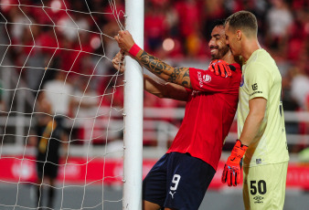 Buenos Aires, Argentina.- En la foto tomada el 2 de marzo de 2024, por la octava fecha de la Zona A de la Copa de la Liga, Independiente venció a Argentinos Juniors por 2-1 en el Libertadores de América – Ricardo Enrique Bochini. Este triunfo era muy necesario para el estado anímico del Rojo, luego de que cayera en el clásico ante Racing por 1-0.