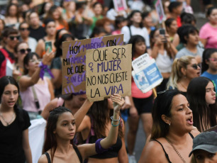 Buenos Aires, Argentina.- En la foto tomada el 8 de marzo de 2024, en conmemoración por el Día Internacional de la Mujer se realizaron una serie de marchas, actos y movilizaciones en distintas ciudades del país. La concentración principal fue en la plaza del Congreso.