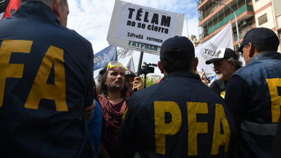 Buenos Aires, Argentina - Thousands of demonstrators from different social organisations demanded on Monday in Argentina that food be restored to public community kitchens, while in the capital Buenos Aires there were incidents with the police, who had to use gas and hydrant trucks.