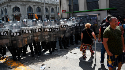 Buenos Aires, Argentina - Thousands of demonstrators from different social organisations demanded on Monday in Argentina that food be restored to public community kitchens, while in the capital Buenos Aires there were incidents with the police, who had to use gas and hydrant trucks.
