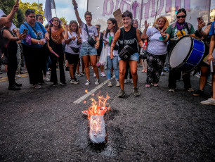 Buenos Aires, Argentina.- En la foto tomada el 8 de marzo de 2024, en conmemoración por el Día Internacional de la Mujer se realizaron una serie de marchas, actos y movilizaciones en distintas ciudades del país. La concentración principal fue en la plaza del Congreso.