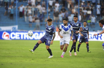Tucumán, Argentina.- En la foto tomada el 2 de marzo de 2024, Atlético Tucumán y Vélez jugaron por la octava jornada de la zona A de la Copa de la Liga Profesional 2024 y el resultado fue un cero a cero. El partido fue en el José Fierro de Tucumán, donde el local tuvo el estreno de Facundo Sava como entrenador.