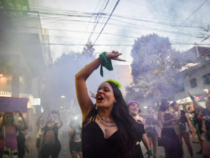 Buenos Aires, Argentina.- En la foto tomada el 8 de marzo de 2024, en conmemoración por el Día Internacional de la Mujer se realizaron una serie de marchas, actos y movilizaciones en distintas ciudades del país. La concentración principal fue en la plaza del Congreso.