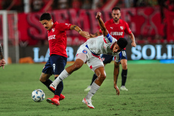 Buenos Aires, Argentina.- En la foto tomada el 2 de marzo de 2024, por la octava fecha de la Zona A de la Copa de la Liga, Independiente venció a Argentinos Juniors por 2-1 en el Libertadores de América – Ricardo Enrique Bochini. Este triunfo era muy necesario para el estado anímico del Rojo, luego de que cayera en el clásico ante Racing por 1-0.