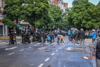 Buenos Aires, Argentina.- En las fotos tomadas el 10 de abril del 2024, miembros policiales dispersan una protesta con balas de gomas, gases lacrimógenos, motos y camiones hidrantes, desalojando a los movimientos sociales de las inmediaciones del ex Ministerio de Desarrollo Social en Buenos Aires. Los manifestantes reclamaban asistencia de alimentos para los comedores comunitarios.