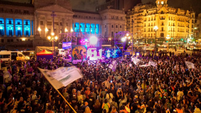 Buenos Aires, Argentina.- Trabajadores de la agencia de noticias nacional de Argentina, Télam, realizaron este sábado 20 de abril de 2024 un festival que coincidió con el cumpleaños 79 de la agencia, amenazada de cierre por el gobierno de Javier Milei, en Plaza Congreso reunirá desde las 14.30 horas una docena de propuestas artísticas. El mismo fue organizado por los trabajadores de Télam, el Sindicato Sipreba y la Federación de Prensa Fatpren.