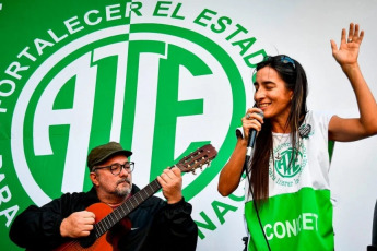 Buenos Aires, Argentina.- En las fotos tomadas el 17 de abril del 2024, una multitud colmó la explanada del Polo Científico y realizó un “un abrazo mundial” a la sede central del Consejo Nacional de Investigaciones Científicas y Técnicas (Conicet), en el marco de la entrega a las autoridades del organismo de más de 1.200 cartas que enviaron investigadores de todo el mundo en apoyo a la ciencia argentina y contra el “ajuste tremendo” que efectúa el Gobierno nacional.