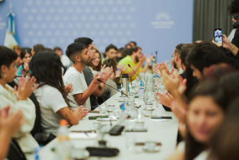 Buenos Aires, Argentina.- En las fotos tomadas el 17 de abril del 2024, diputados de los bloques Unión por la Patria, Hacemos Coalición Federal (HCF), Unión Cívica Radical (UCR), Innovación Federal y Frente de Izquierda y de Trabajadores Unidad (FiT), se comprometieron a acordar propuestas que den respuestas a la situación de las universidades públicas y de los niveles obligatorios del sistema educativo nacional, en el marco de un encuentro con estudiantes de las casas de altos estudios que se desarrolló en la Cámara baja.