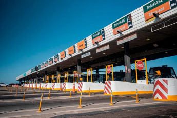 Buenos Aires, Argentina.- En las fotos tomadas el 30 de abril del 2024, muestra una estación de tren y un peaje de Buenos Aires. Esta semana se anunciaron nuevos aumentos en peajes, que incrementaron un 200% y trenes, con subas de 54% en sus tarifas; además está previsto que encarezcan las tarifas de subte y colectivos en el Área Metropolitana (AMBA) y los combustibles.