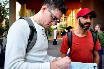 Buenos Aires, Argentina.- En las fotos tomadas el 17 de abril del 2024, una multitud colmó la explanada del Polo Científico y realizó un “un abrazo mundial” a la sede central del Consejo Nacional de Investigaciones Científicas y Técnicas (Conicet), en el marco de la entrega a las autoridades del organismo de más de 1.200 cartas que enviaron investigadores de todo el mundo en apoyo a la ciencia argentina y contra el “ajuste tremendo” que efectúa el Gobierno nacional.