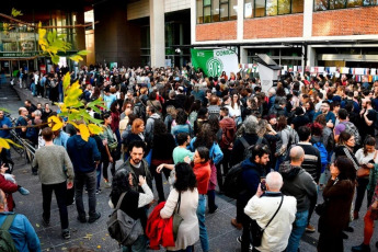 Buenos Aires, Argentina.- En las fotos tomadas el 17 de abril del 2024, una multitud colmó la explanada del Polo Científico y realizó un “un abrazo mundial” a la sede central del Consejo Nacional de Investigaciones Científicas y Técnicas (Conicet), en el marco de la entrega a las autoridades del organismo de más de 1.200 cartas que enviaron investigadores de todo el mundo en apoyo a la ciencia argentina y contra el “ajuste tremendo” que efectúa el Gobierno nacional.