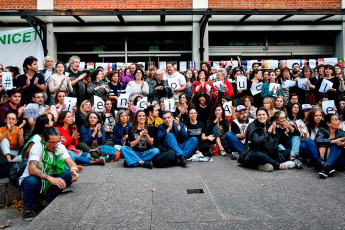 Buenos Aires, Argentina.- En las fotos tomadas el 17 de abril del 2024, una multitud colmó la explanada del Polo Científico y realizó un “un abrazo mundial” a la sede central del Consejo Nacional de Investigaciones Científicas y Técnicas (Conicet), en el marco de la entrega a las autoridades del organismo de más de 1.200 cartas que enviaron investigadores de todo el mundo en apoyo a la ciencia argentina y contra el “ajuste tremendo” que efectúa el Gobierno nacional.