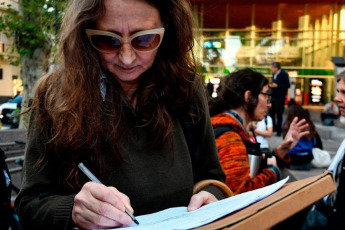 Buenos Aires, Argentina.- En las fotos tomadas el 17 de abril del 2024, una multitud colmó la explanada del Polo Científico y realizó un “un abrazo mundial” a la sede central del Consejo Nacional de Investigaciones Científicas y Técnicas (Conicet), en el marco de la entrega a las autoridades del organismo de más de 1.200 cartas que enviaron investigadores de todo el mundo en apoyo a la ciencia argentina y contra el “ajuste tremendo” que efectúa el Gobierno nacional.