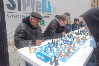 Buenos Aires, Argentina.- En las fotos tomadas el 27 de abril del 2024, más de cincuenta jugadores participaron de un torneo de ajedrez, organizado por el Sindicato de Prensa de Buenos Aires (SiPreba) y los trabajadores de Télam. El evento, consistió en un certamen modalidad sistema Suizo a 6 rondas, coronando como ganador a Agustín Villarreal, de 19 años vencedor de las seis partidas que disputó.