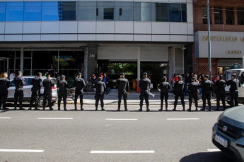 Buenos Aires, Argentina.- En las fotos tomadas el 17 de abril del 2024, dirigentes de diferentes partidos políticos realizaron un abrazo simbólico al Instituto Nacional de Cine y Artes Audiovisuales (INCAA), en el contexto de una actividad organizada por los referentes del gremio estatal de ATE Incaa, y en protesta por los despidos de 170 trabajadores de esa institución.