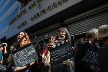 Buenos Aires, Argentina.- En las fotos tomadas el 17 de abril del 2024, dirigentes de diferentes partidos políticos realizaron un abrazo simbólico al Instituto Nacional de Cine y Artes Audiovisuales (INCAA), en el contexto de una actividad organizada por los referentes del gremio estatal de ATE Incaa, y en protesta por los despidos de 170 trabajadores de esa institución.