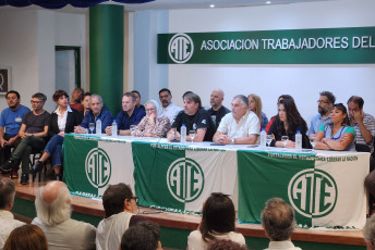 Buenos Aires, Argentina.- En las fotos tomadas el 10 de abril del 2024, la Asociación de Trabajadores del Estado Capital (ATE Capital) realizó una conferencia de prensa para dar a conocer la presentación de una denuncia penal por la presencia de personal policial armado en las asambleas de trabajadores durante las jornadas de despidos de la semana pasada. La denuncia por la presencia de las fuerzas de seguridad en los edificios públicos fue realizada en el Fuero Penal y recayó en el Juzgado Correccional N° 11,