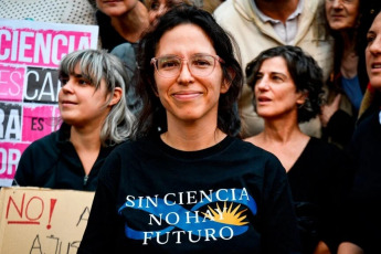 Buenos Aires, Argentina.- En las fotos tomadas el 17 de abril del 2024, una multitud colmó la explanada del Polo Científico y realizó un “un abrazo mundial” a la sede central del Consejo Nacional de Investigaciones Científicas y Técnicas (Conicet), en el marco de la entrega a las autoridades del organismo de más de 1.200 cartas que enviaron investigadores de todo el mundo en apoyo a la ciencia argentina y contra el “ajuste tremendo” que efectúa el Gobierno nacional.