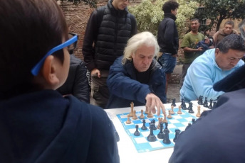 Buenos Aires, Argentina.- En las fotos tomadas el 27 de abril del 2024, más de cincuenta jugadores participaron de un torneo de ajedrez, organizado por el Sindicato de Prensa de Buenos Aires (SiPreba) y los trabajadores de Télam. El evento, consistió en un certamen modalidad sistema Suizo a 6 rondas, coronando como ganador a Agustín Villarreal, de 19 años vencedor de las seis partidas que disputó.