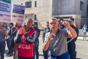 Buenos Aires, Argentina.- En las fotos tomadas el 17 de abril del 2024, dirigentes de diferentes partidos políticos realizaron un abrazo simbólico al Instituto Nacional de Cine y Artes Audiovisuales (INCAA), en el contexto de una actividad organizada por los referentes del gremio estatal de ATE Incaa, y en protesta por los despidos de 170 trabajadores de esa institución.