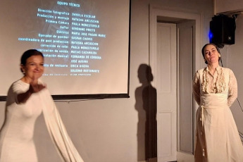 Buenos Aires, Argentina.- En las fotos, bailarinas presentan la muestra performática “De Pie”, en el Centro Cultural Paco Urondo, ubicado en el microcentro porteño el 21 de mayo del 2024. Con videodanza, performance, escenografía, vestuario, fotos, mapas y frases del cuento “Esa mujer” de Rodolfo Walsh, la muestra marca una obra que, en clave flamenca, expande horizontes al abordar la figura de Evita. La muestra se presentará hasta este viernes (24).