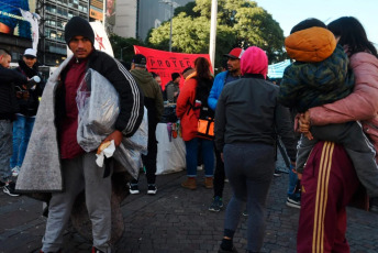 Buenos Aires, Argentina.- En las fotos, cientos de personas participaron de un “desayuno masivo” en el Obelisco el 14 de mayo del 2024. El evento, coordinado por unas 50 organizaciones sociales, políticas y sindicales junto a legisladores porteños se realizó con el fin de “visibilizar y repudiar la mirada estigmatizante del gobierno porteño sobre las personas en situación de calle”.