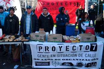 Buenos Aires, Argentina.- En las fotos, cientos de personas participaron de un “desayuno masivo” en el Obelisco el 14 de mayo del 2024. El evento, coordinado por unas 50 organizaciones sociales, políticas y sindicales junto a legisladores porteños se realizó con el fin de “visibilizar y repudiar la mirada estigmatizante del gobierno porteño sobre las personas en situación de calle”.