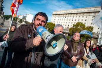 Buenos Aires, Argentina- En las fotos, los gremios que nuclean a los trabajadores de los medios públicos protestan frente al Congreso el 16 de mayo del 2024. Los trabajadores de los medios públicos, entregaron a los senadores una carta en la que expresan su rechazo a la privatización de Radio Nacional, la TV Pública y Contenidos Públicos S.E. -que incluye las señales Encuentro, Pakapaka y DeporTV- tal como está previsto en el proyecto de ley Bases.
