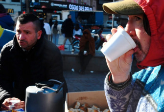 Buenos Aires, Argentina.- En las fotos, cientos de personas participaron de un “desayuno masivo” en el Obelisco el 14 de mayo del 2024. El evento, coordinado por unas 50 organizaciones sociales, políticas y sindicales junto a legisladores porteños se realizó con el fin de “visibilizar y repudiar la mirada estigmatizante del gobierno porteño sobre las personas en situación de calle”.