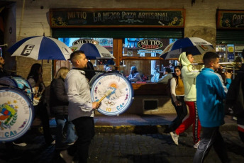 Buenos Aires, Argentina.- En las fotos tomadas el 7 de mayo del 2024, en el marco de los 105 años del natalicio de Eva Perón, las personas participaron de una marcha de antorchas que se desarrolló en el Casco Histórico de la Ciudad de Buenos Aires. Eva María Duarte, Evita, nació el 7 de mayo de 1919, hace 105 años. Segunda esposa de Juan Domingo Perón, vivió solo 33 años, y está considerada una de las mujeres más influyentes de la historia política argentina.