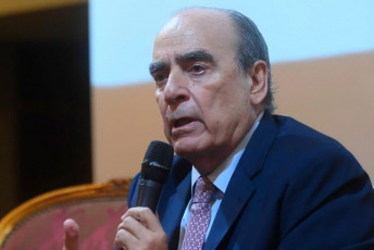 (Archivo) Buenos Aires, Argentina.- En la foto, el gobierno del presidente argentino Javier Milei, anunció la renuncia del jefe de gabinete Nicolás Posse y su reemplazo será el ministro del Interior, Guillermo Francos (foto). Según indicó un comunicado oficial de la Jefatura de Gabinete de Ministros, "el motivo de esta decisión fue la diferencia de criterios y expectativas en la marcha del Gobierno y las tareas encomendadas".