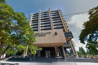 Córdoba, Argentina.- En las fotos tomadas el 2 de mayo del 2024, muestra las instalaciones de los tribunales federales en la capital cordobesa. El Tribunal Oral Federal (TOF) Nº 2 de Córdoba dió a conocer su veredicto en el que condenó a cinco de los siete imputados por delitos de lesa humanidad perpetrados contra 14 víctimas durante el terrorismo de estado, mientras que absolvió a dos civiles acusadas de la apropiación de la hija de María de las Mercedes Moreno, quien pudo recuperar su identidad en 2012.