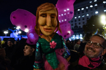 Buenos Aires, Argentina.- “Ley de Reparación Histórica Ya” es el reclamo que el colectivo travesti y trans sobreviviente que llevó a las calles de Buenos Aires este viernes 24 de mayo. Pensión reparatoria, salud integral para una vejez digna, cupo laboral travesti trans en todo el país, acceso a vivienda, cumplimiento efectivo de la Educación Sexual Integral (ESI), visibilidad de los trans masculinos, implementación del programa de Fortalecimiento Travesti Trans, apertura de los archivos policiales y antecedentes, son los reclamos más fuertes para una población con una esperanza de vida de 35 años.