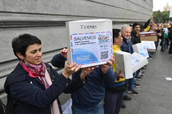 Buenos Aires, Argentina.- In the photos, unions from Radio Nacional, TV Pública, Correo Argentino and Aerolíneas Argentinas, among others, accompanied by company workers, delivered to the national senators more than a million signatures of citizens against privatization of these companies on June 11, 2024.