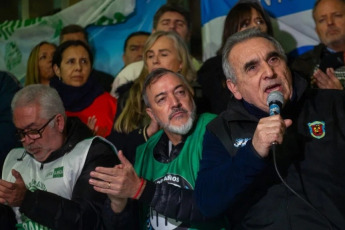Buenos Aires, Argentina.- En las fotos, un amplio sector gremial y político llamó frente al Congreso a defender la soberanía y rechazar la Ley Bases el 26 de junio del 2024. La conferencia congregó a distintos espacios del movimiento sindical que instaron a seguir defendiendo las empresas públicas y rechazando la Ley Bases impulsada por el Gobierno nacional y que se tratará este jueves en la Cámara baja, además pidieron dar de baja el Impuesto a las Ganancias.
