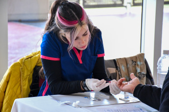San Juan, Argentina.- En las fotos, autoridades sanitarias realizan testeos rápidos en conmemoración del Día Nacional de la Prueba de VIH en San Juan, Argentina el 27 de junio del 2024. Con gran participación, la actividad central fue promover la realización de la prueba de VIH, a través de test rápidos seguros, gratuitos y confidenciales.