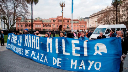 Buenos Aires, Argentina.- En las fotos, argentinos se movilizaron a Plaza de Mayo para reclamar la liberación de las personas que continúan detenidos por los incidentes en Plaza Congreso el 18 de junio del 2024. La jueza federal dispuso la liberación de 11 de las 16 personas que seguían detenidas por los incidentes que se produjeron el pasado 12 de junio en Plaza Congreso, durante el debate de Ley Bases, según confirmaron fuentes judiciales.