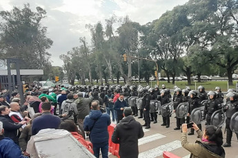 Buenos Aires, Argentina.- En las fotos, efectivos de la Policía de la Ciudad de Buenos Aires, reprimieron a trabajadores que se manifestaban sobre la avenida General Paz en Buenos Aires el 5 de junio del 2024. Las protestas se realizan en contra de cerca de un millar de despidos anunciados en el Instituto Nacional de Técnica Industrial (INTI). Dos manifestantes resultaron heridos, según denunciaron fuentes gremiales.