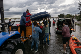 Son más de 3.000 las personas que han sido evacuadas en las últimas horas en distintos municipios del norte de la provincia de Buenos Aires, de manera preventiva ante el avance de las inundaciones tras las intensas lluvias ocurridas desde el jueves por la tarde.