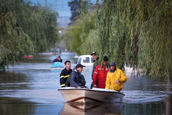 Son más de 3.000 las personas que han sido evacuadas en las últimas horas en distintos municipios del norte de la provincia de Buenos Aires, de manera preventiva ante el avance de las inundaciones tras las intensas lluvias ocurridas desde el jueves por la tarde.