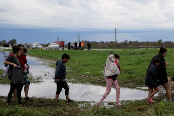 Son más de 3.000 las personas que han sido evacuadas en las últimas horas en distintos municipios del norte de la provincia de Buenos Aires, de manera preventiva ante el avance de las inundaciones tras las intensas lluvias ocurridas desde el jueves por la tarde.